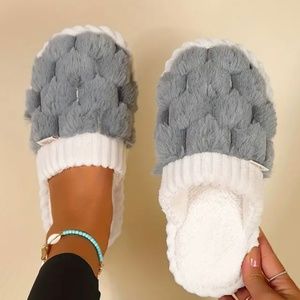 New - Women’s Plush Furry Slippers Size 8.5